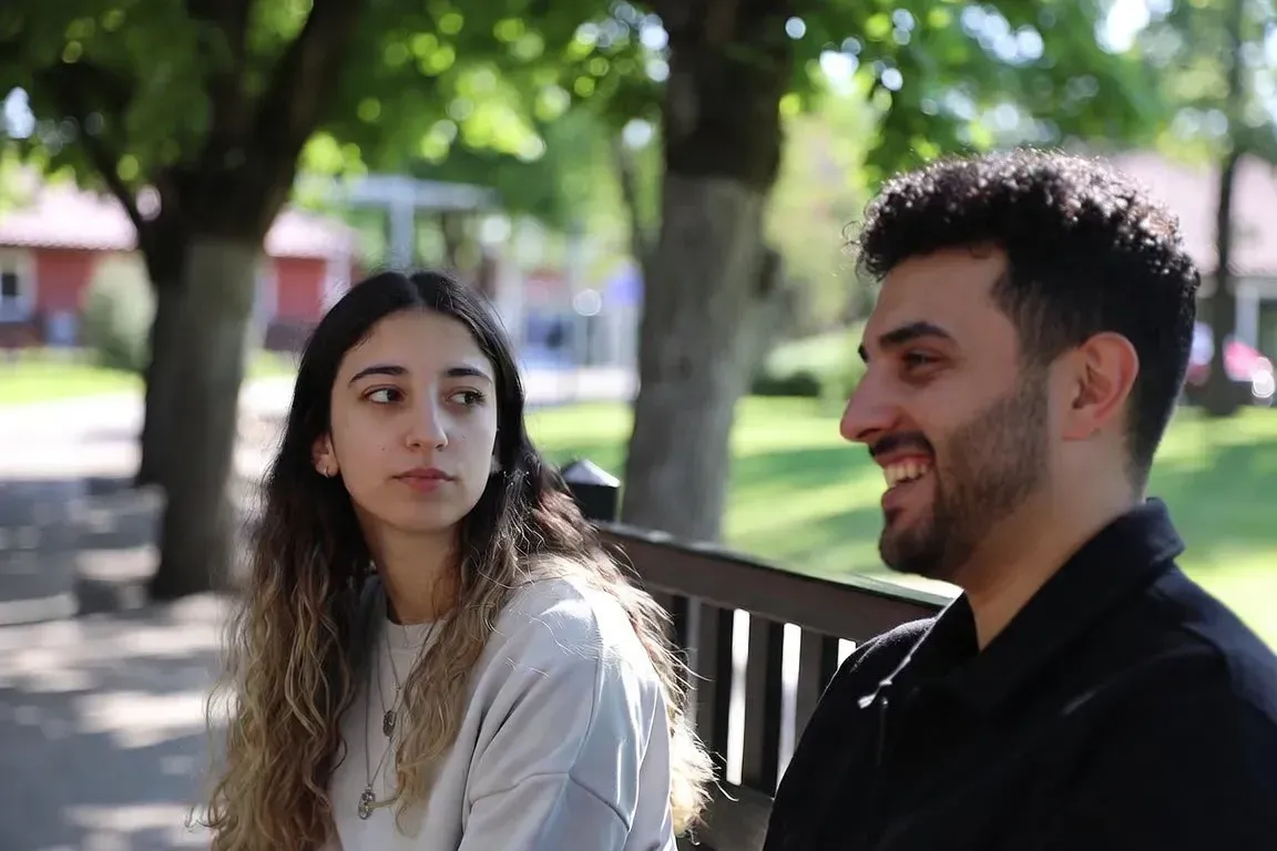 Usar una Compañera IA para Practicar Habilidades Sociales con Chicas